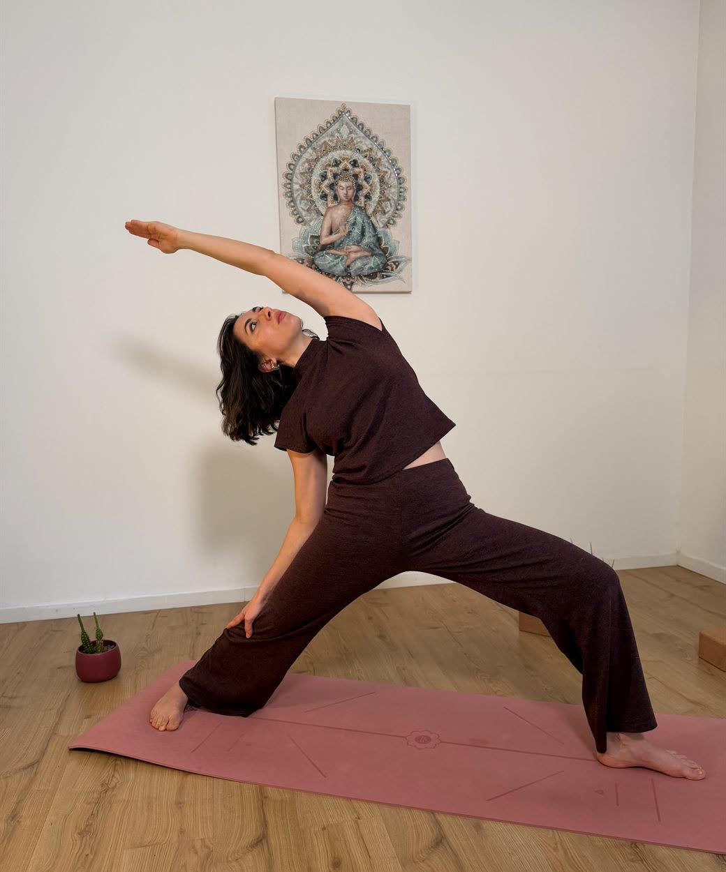 Pratica di Vinyasa Yoga in sala a Mompiano