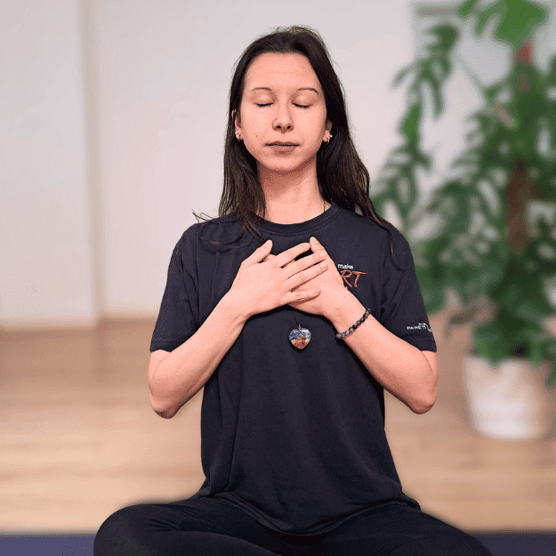 Sessione di meditazione guidata da Camilla, in sala a Mompiano