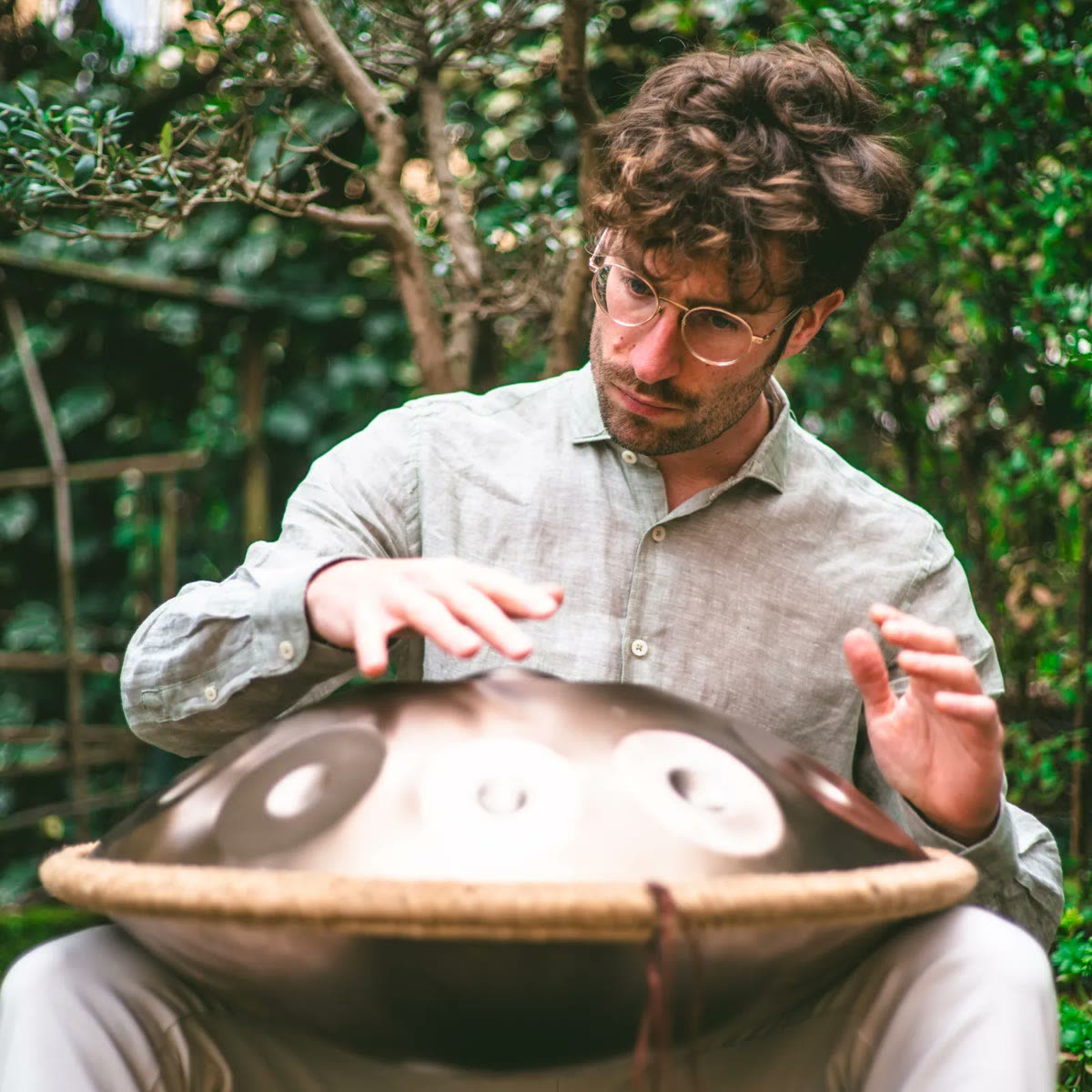 Michele Frosio suona l'handpan in giardino
