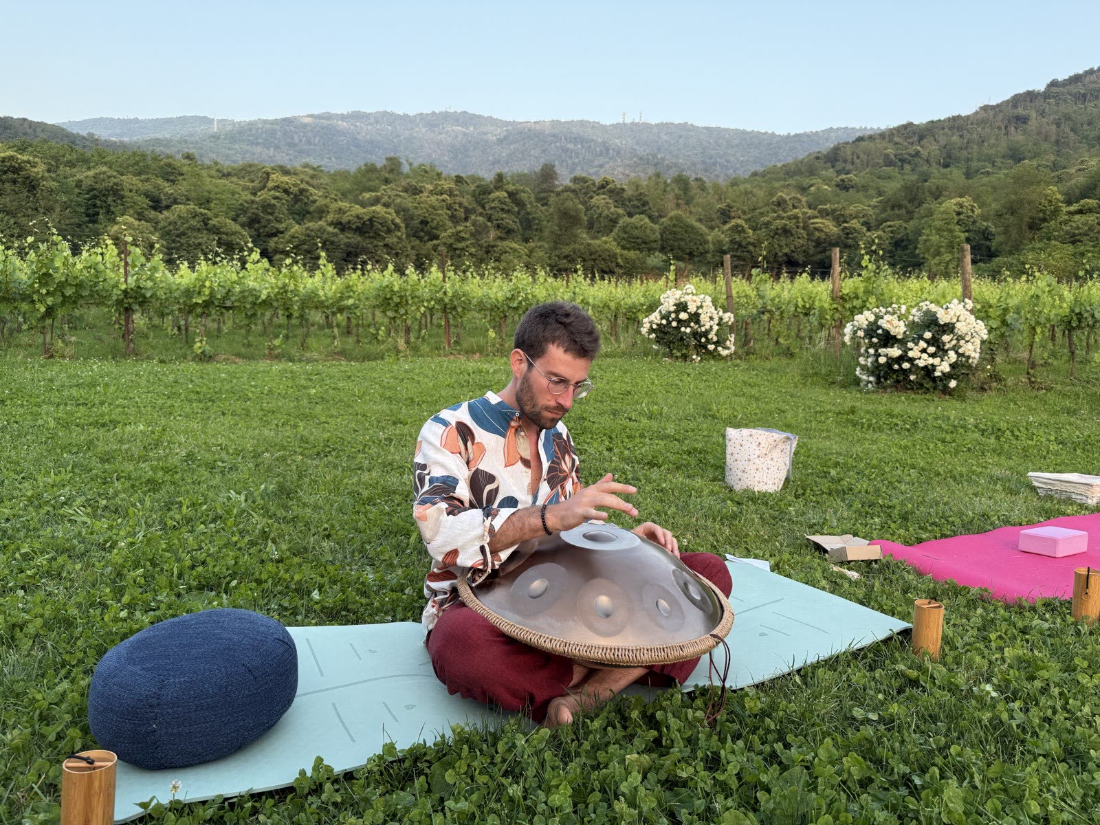 Michele Frosio suona l'handpan tra le vigne dell'Agricola Ronchi